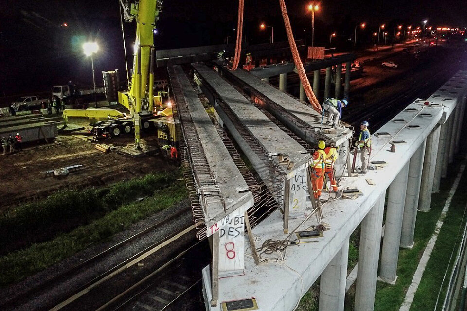 Montaje de vigas en dos nuevos puentes que conectarán las localidades bonaerenses de Merlo y Moreno. (Fuente: Presidencia)