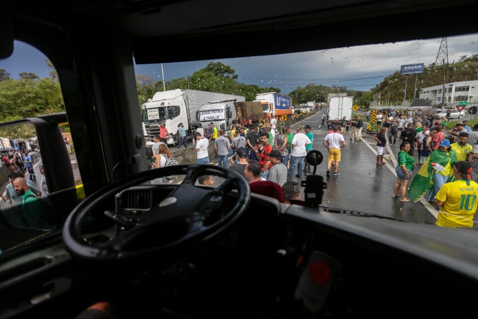 Los camioneros, confusamente, salieron a cortar rutas por el país. (Fuente: EFE)