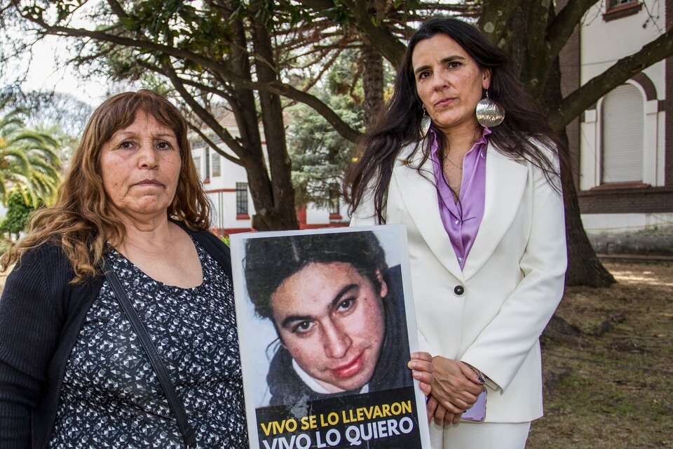 La abogada Alejandra Gonza (derecha), junto a María Millacura, madre de Iván Torres. (Fuente: Bernardino Avila)