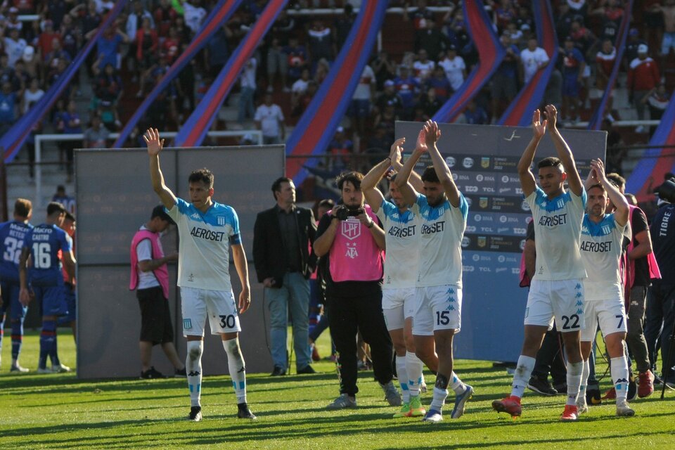 Los jugadores de Racing saludan a su público, que los aplaudió y exigió ganar el domingo (Fuente: Julio Martín Mancini)
