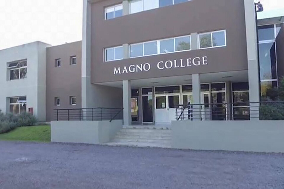 Docentes y familiares de alumnos se movilizaron contra el cierre del Magno College
