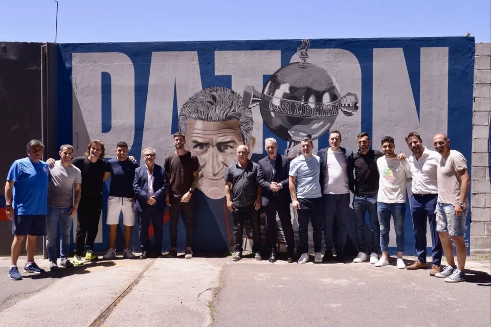 Dirigentes y ex jugadores posan en el mural dedicado al "Patón" Bauza  (Fuente: Prensa San Lorenzo)