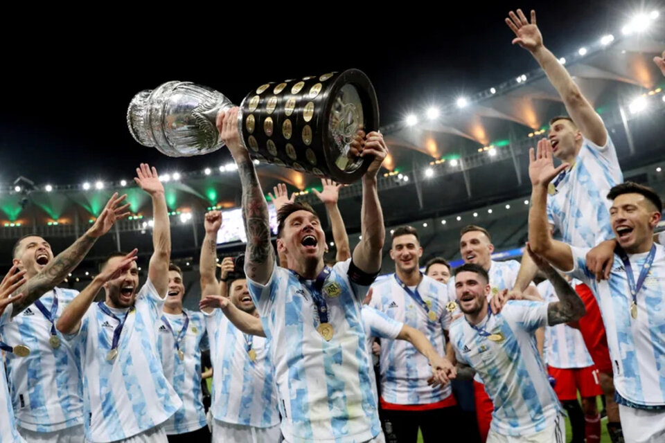 Messi levantando la Copa América 2021 en el Estadio Maracaná.
