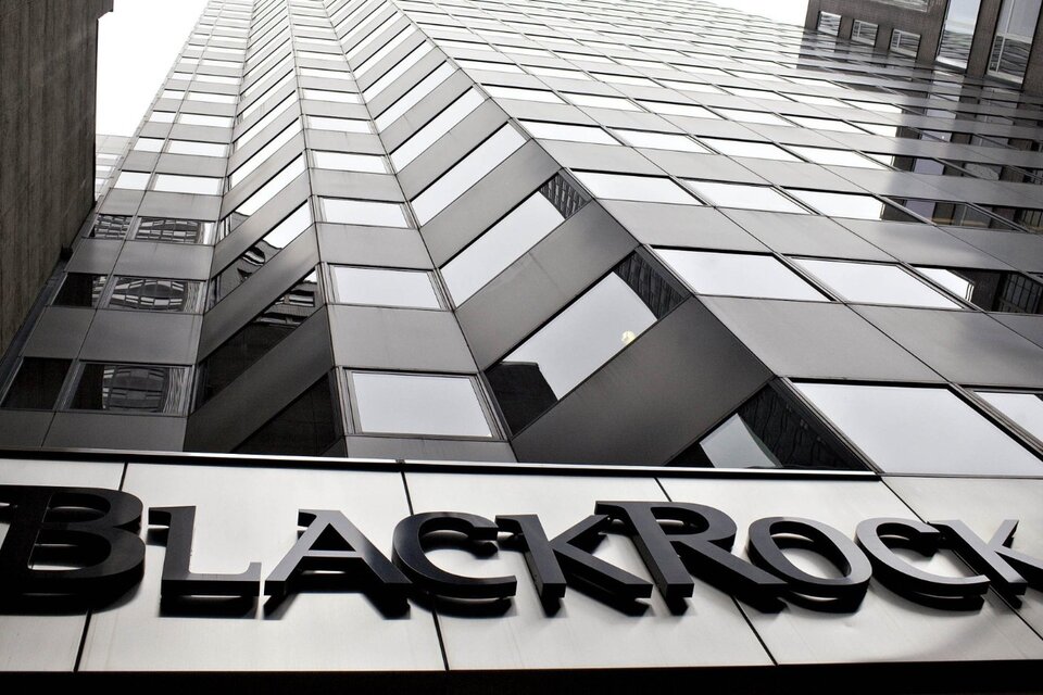 BlackRock, cuyo dueño es Larry Fink, junto a otros grandes fondos de las finanzas internacionales, presionan por frenar las subas de las tasas de interés. 