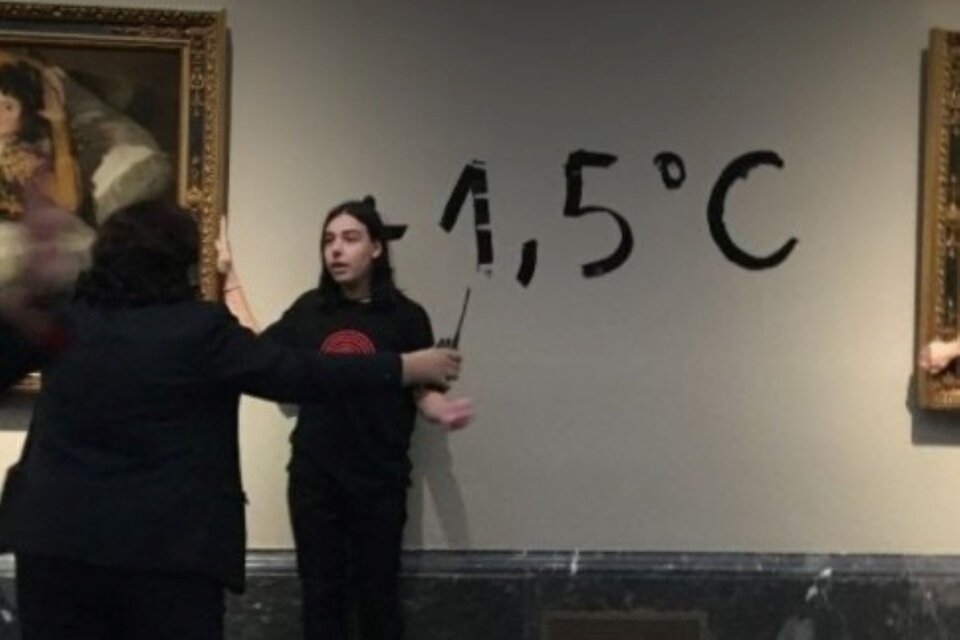 Una nueva protesta de ecologistas en museos donde se exhiben grandes obras del arte universal. Esta vez en el Museo del Prado, en la sala donde están "las majas" de Goya. 