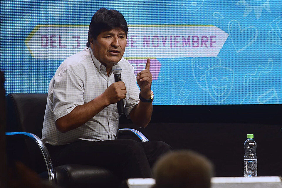 Evo Morales fue el centro de atención en la Feria del Libro Nacional y Popular de Santa Fe. 