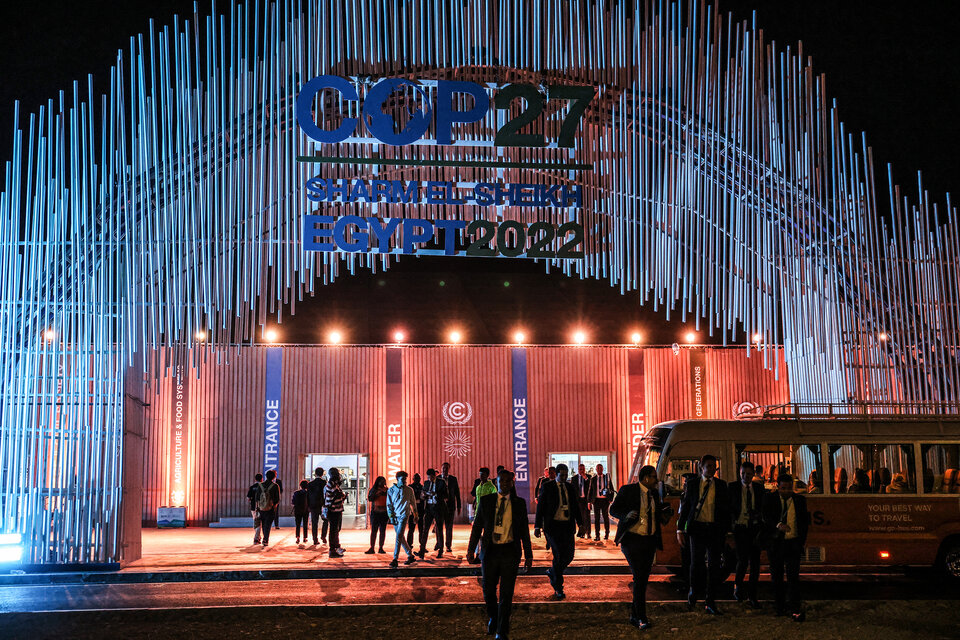 La entrada principal del Centro de Convenciones de Sharm El Sheikh, sede de la cumbre. (Fuente: AFP)