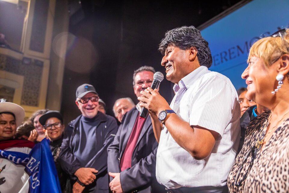 Evo Morales junto a Miss Bolivia, León Gieco, Tristán Bauer y residentes bolivianos. (Fuente: Estanislao Santos)