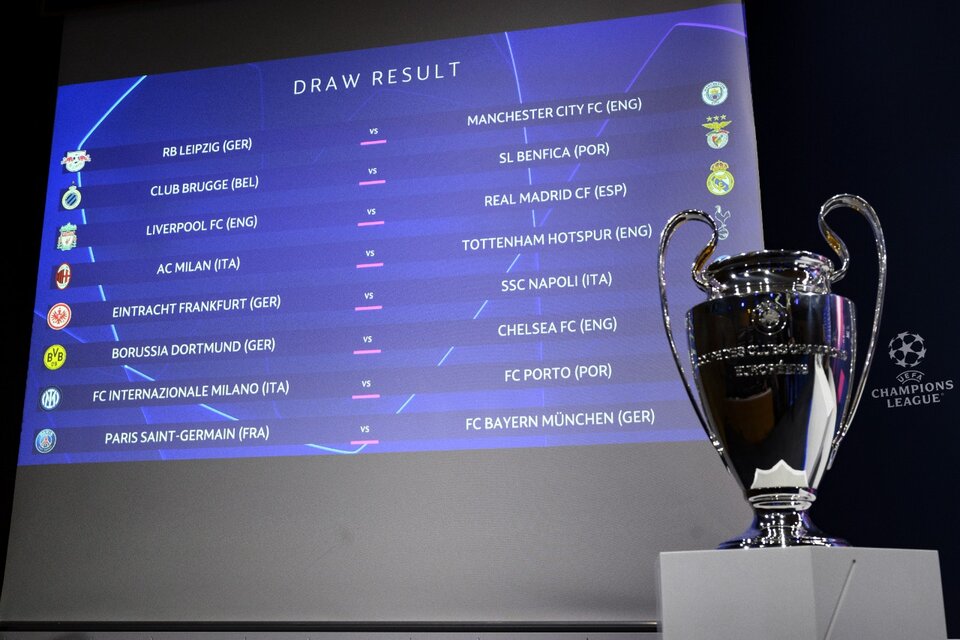 El trofeo de la Champions League, la famosa Orejona, y el cuadro de octavos de fondo (Fuente: UEFA)