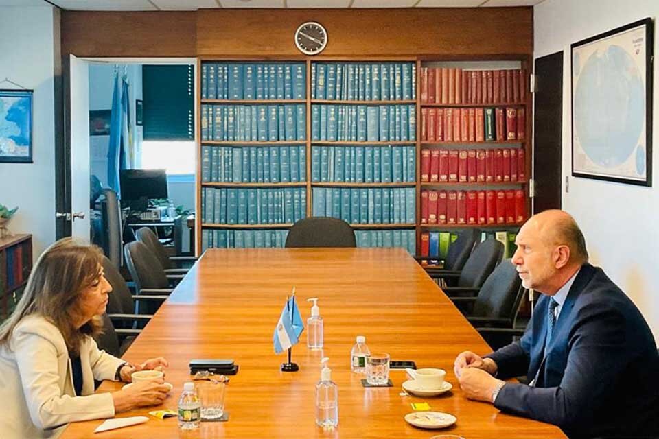 El gobernador con la embajadora María del Carmen Squeff.