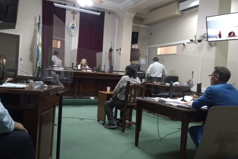 Constantino Paputsakis Flores, perseguido político boliviano, ante el tribunal.
