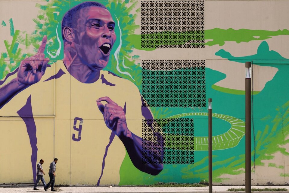 Un mural de Ronaldo en Doha, Qatar. El brasileño, bicampeón del mundo (Fuente: AFP)