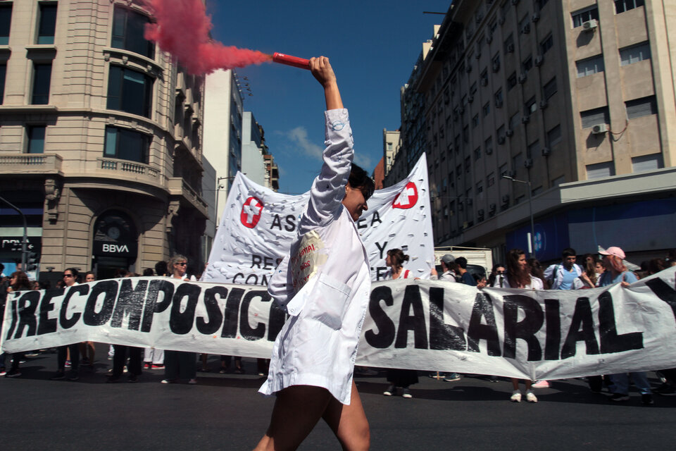 CABA: Masiva marcha de trabajadores de la salud en el marco de un paro de 24 horas  (Fuente: Bernardino Avila)