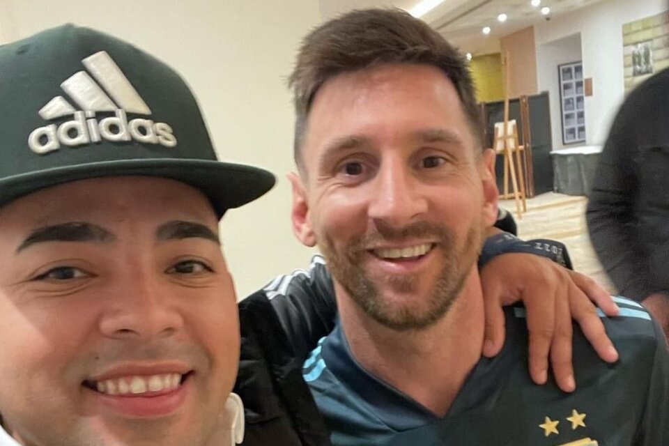 Dany Ale posa junto a Lionel Messi durante una concentración del seleccionado argentino. 