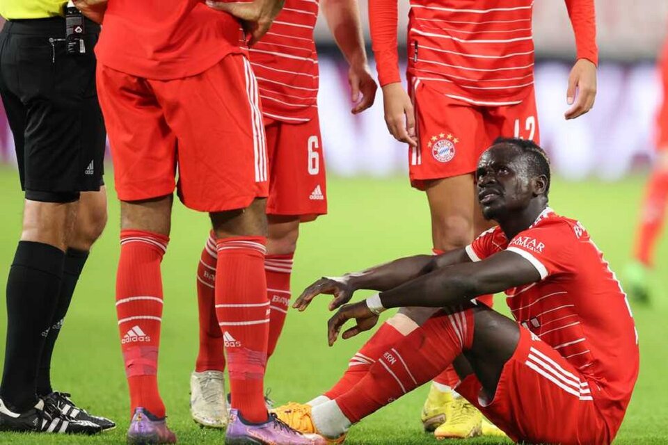 Sadio Mané se lesionó en el partido del Bayern ante el Werder Bremen (Fuente: AFP)