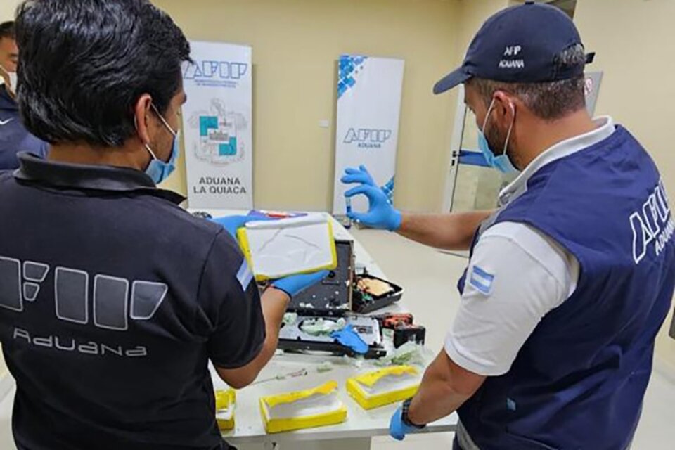 Inspectores de la Aduana-AFIP mostrando la cocaína encontrada en los parlantes de música. (Fuente: Prensa AFIP)