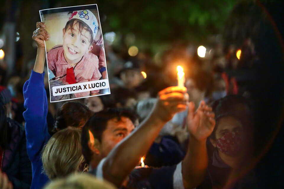 Afuera del tribunal, decenas de manifestantes reclamaron justicia por Lucio Dupuy. (Fuente: Télam)