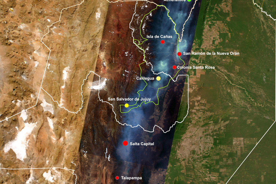 La nube de humo sobre ciudades del sur de Bolivia, y Salta y Jujuy. En verde la Reserva de Biosfera.