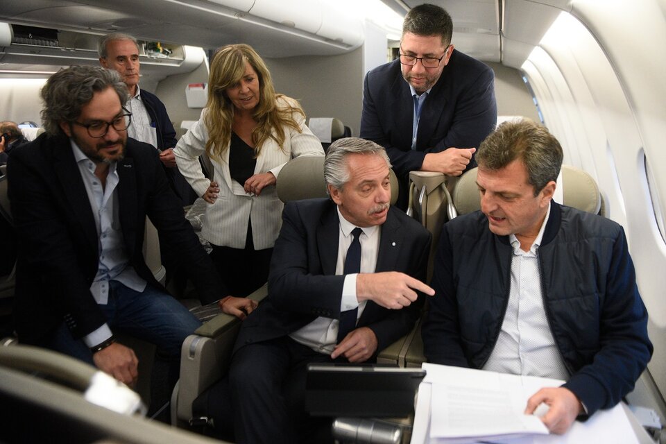 El Presidente, Massa y Cafiero, en el vuelo que los llevará a Indonesia.