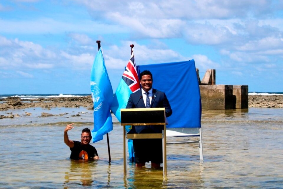 El ministro de Relaciones Exteriores de Tuvalu grabó un mensaje con el agua hasta las rodillas para alertar que su país puede desaparecer.