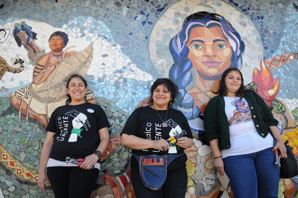 El colectivo de mujeres Mosaico Urgente ante su obra emblemática en Claypole. (Fuente: Guadalupe Lombardo)
