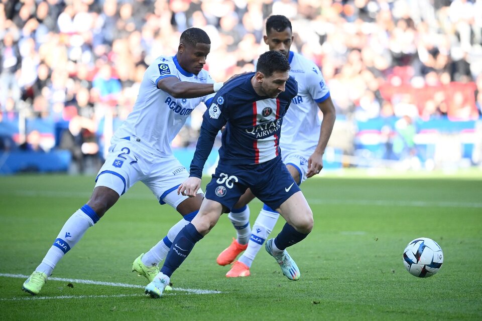 Lionel Messi en acción durante el 5 a 0 del PSG al Auxerre (Fuente: AFP)