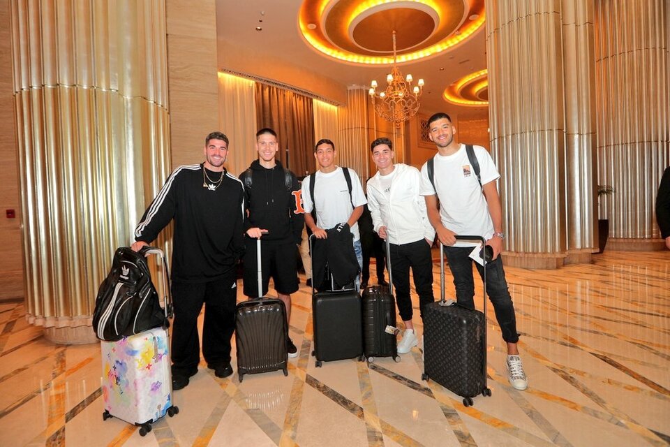 Rodrigo De Paul, Juan Foyth, Nahuel Molina, Julián Álvarez y Guillermo Rulli ya están en Qatar. Imagen: @Argentina. 