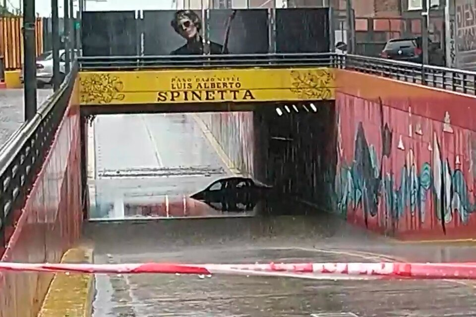 En el paso bajo nivel Luis Alberto Spinetta de Corrientes al 3900, un auto quedó flotando en un río de agua de lluvia.