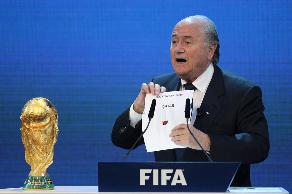 Joseph Blatter durante la ceremonia en que se anunció a Qatar como sede, en 2010 (Fuente: NA)