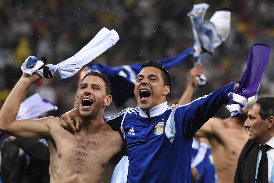 Rodríguez y Enzo Pérez celebrando el pase a la final en el Mundial de Brasil 2014