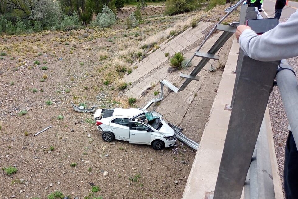 Así quedó el Chevrolet Onix en el que circulaban los turistas. (Foto: Policía de Chubut)