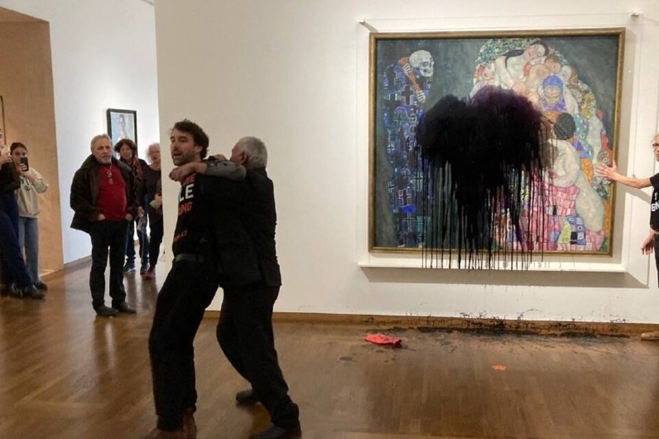 Activistas atacaron la obra de Klimt que sintetiza la vida y la muerte. Imagen: @letztegenAT. 
