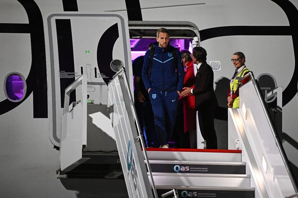 Kane baja del avión que depositó al plantel británico en Qatar (Fuente: EFE)
