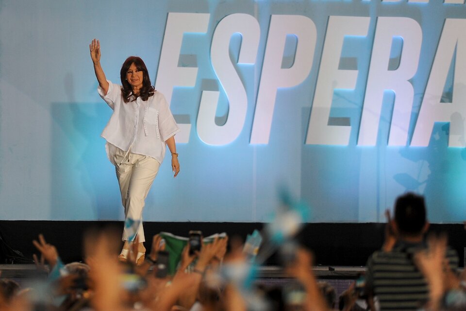 CFK saluda a una multitud (Fuente: Télam)