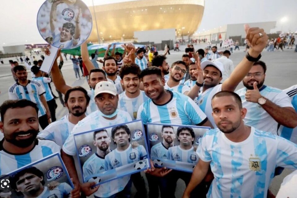 Los "hinchas falsos" de Argentina en Qatar. (Fuente: EFE)