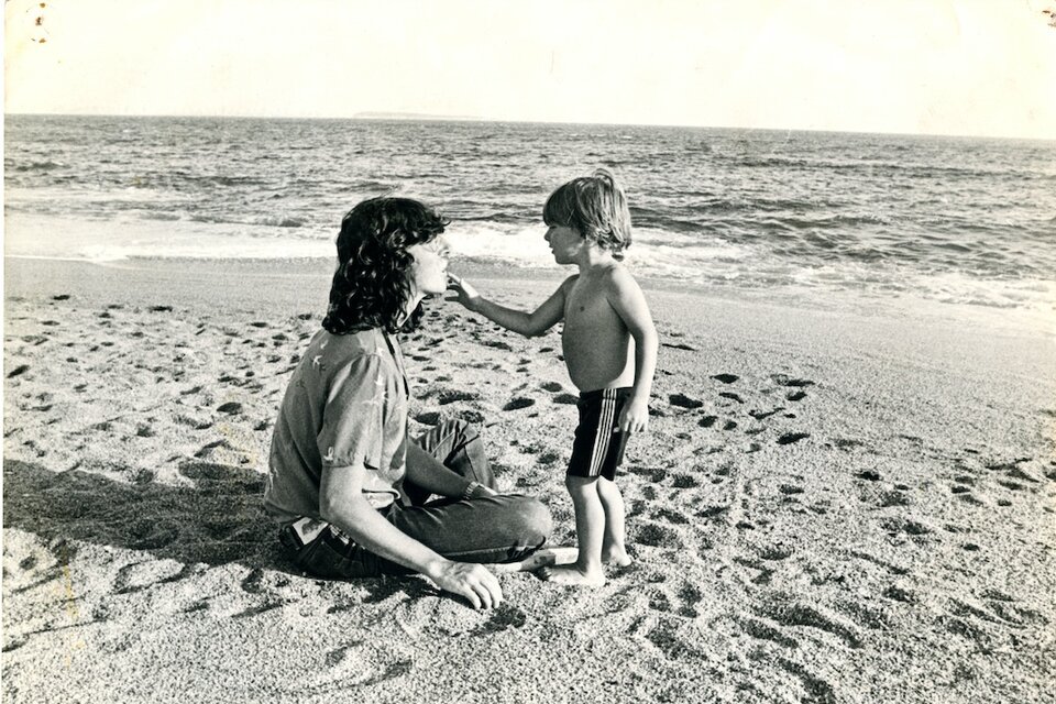 Con su hijo Migue, fotografiado en Punta del Este, durante el verano de 1981.