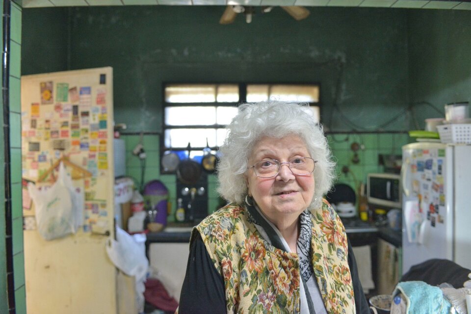 Mabel DI leo en su casa de Vicente López. Hoy activa por la recuperación de la Escuela Raggio. (Fuente: Constanza Niscovolos)