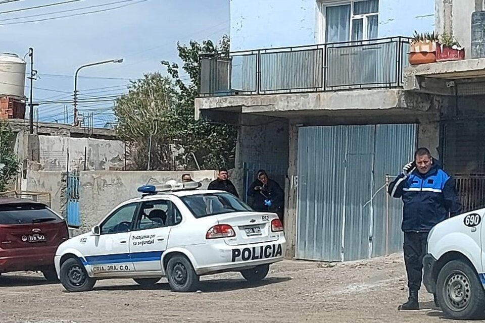 El hecho se registró el martes alrededor de las 13 en una casa ubicada en la calle Castelli al 1000 del barrio Miramar de Caleta Olivia. (Foto: Alcides Quiroga)