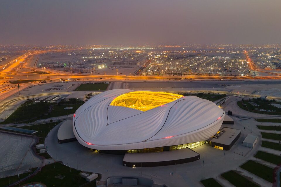 El estadio diseñado por la arquitecta iraquí, Zaha Hadid, criticada por la forma de vulva del monumental edificio.