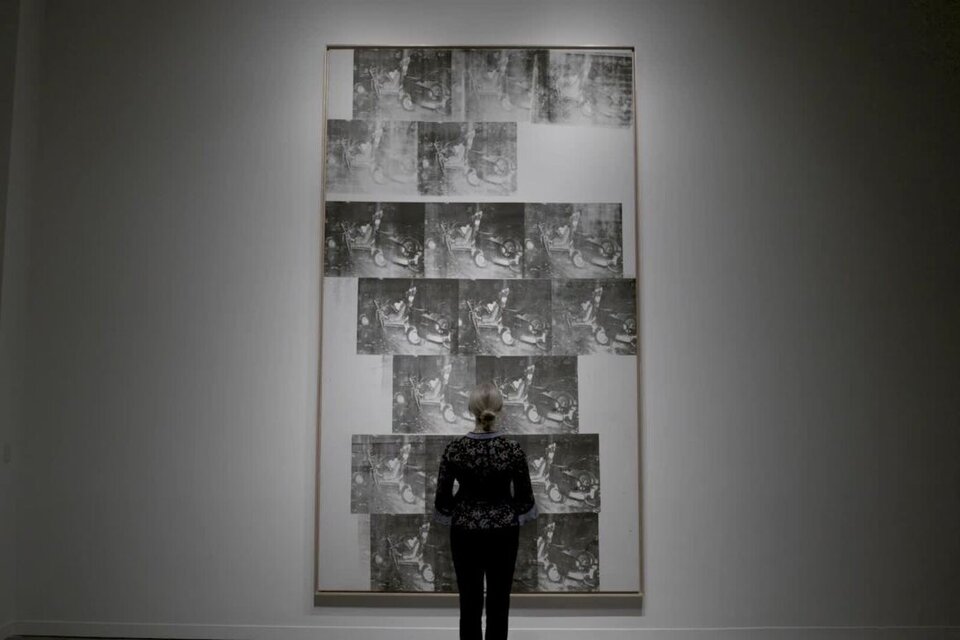 El cuadro "White Disaster" de Andy Warhol fue subastado y vendido por 85 millones de dólares en la casa neoyorkina Sotheby's. Imagen: Sotheby's