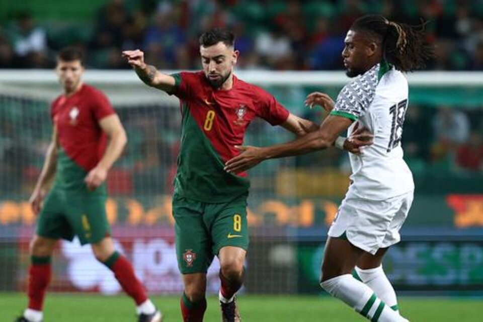 Sin CR7, Bruno Fernandes marcó doblete en la goleada de Portugal ante Nigeria (Fuente: AFP)