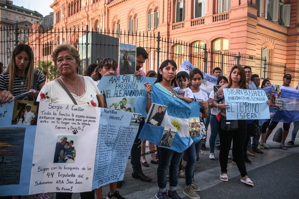 Familiares del San Juan reclaman fuera de Casa de Rosada. (Fuente: Alejandro Leiva)