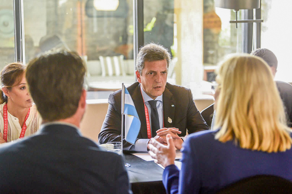 Massa durante la reunión con la ministra de Finanzas de Países Bajos, Sigrid Kaag, en la cumbre del G20 en Indonesia.  (Fuente: NA)