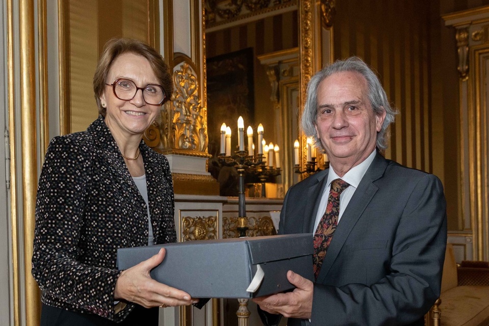 La secretaria general del Ministerio de Relaciones Exteriores francés, Anne-Marie Descótes, le entregó el material al vicecanciller Pablo Tettamanti.