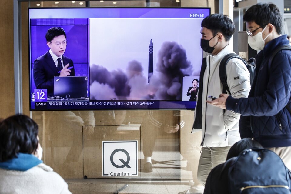 La noticia del lanzamiento del misil norcoreano en un noticiero de Seúl. (Fuente: EFE)