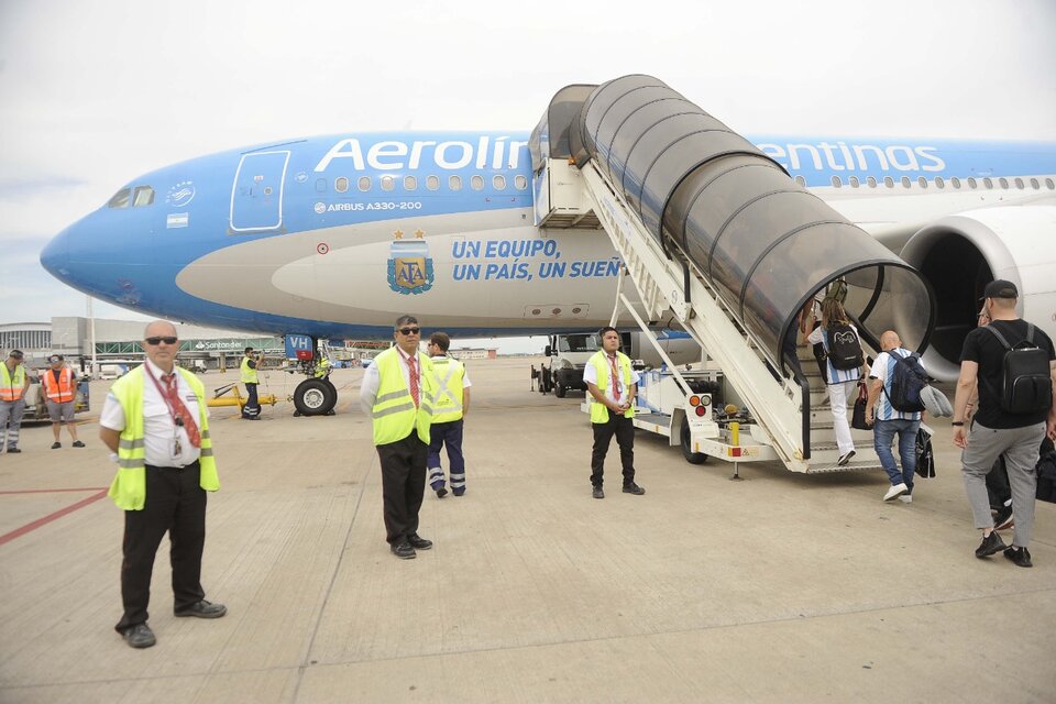 El primer vuelo de Aerolíneas Argentinas rumbo a Qatar.