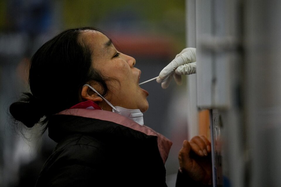 Las autoridades pidieron evitar desplazamientos "no imperativos" entre los distintos distritos de Pekín para contener la propagación del virus. (Noel Celis/AFP)