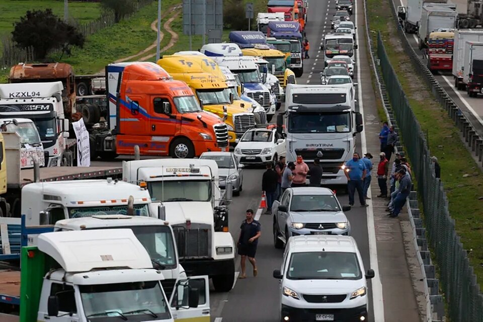 Dueños de camiones chilenos cortan rutas por el precio del petroleo y la inseguridad (Fuente: EFE)