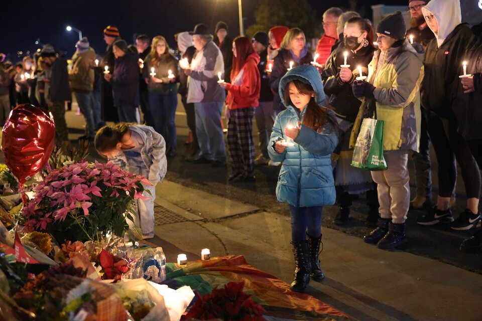 Familiares y amigos de las víctimas las recordaron cerca del Club Q, escenario de la masacre. (Fuente: AFP)