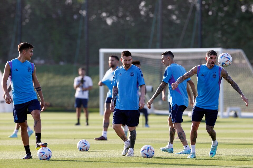 Dybala mira a Messi, que observa a De Paul. Pelotas para todos en la práctica. (Fuente: EFE)